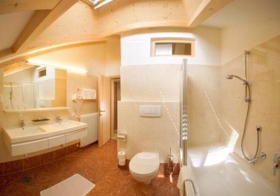 Hotel Roter Adler Caldaro Esterno foto