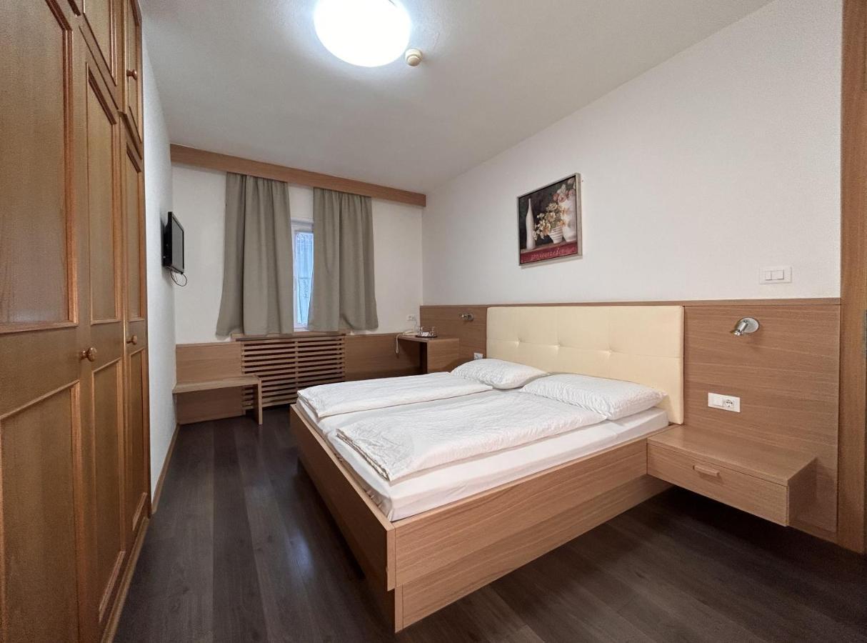 Hotel Roter Adler Caldaro Esterno foto